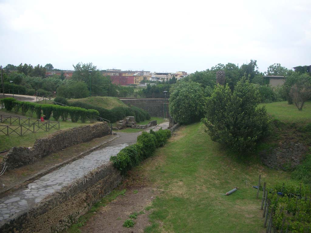 Porta Sarno or Sarnus Gate. September 2005. Looking out of the city along the north side.