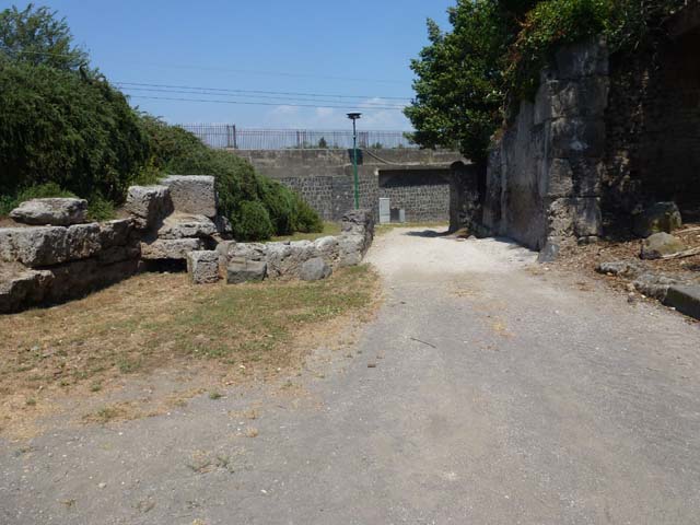 Porta Sarno. September 2005. Looking west along Via dell’Abbondanza.