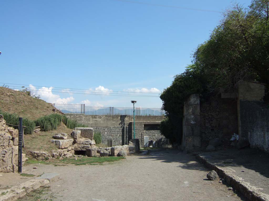 Porta Sarno. December 2004. Gate in foreground with modern railway bridge at back.
