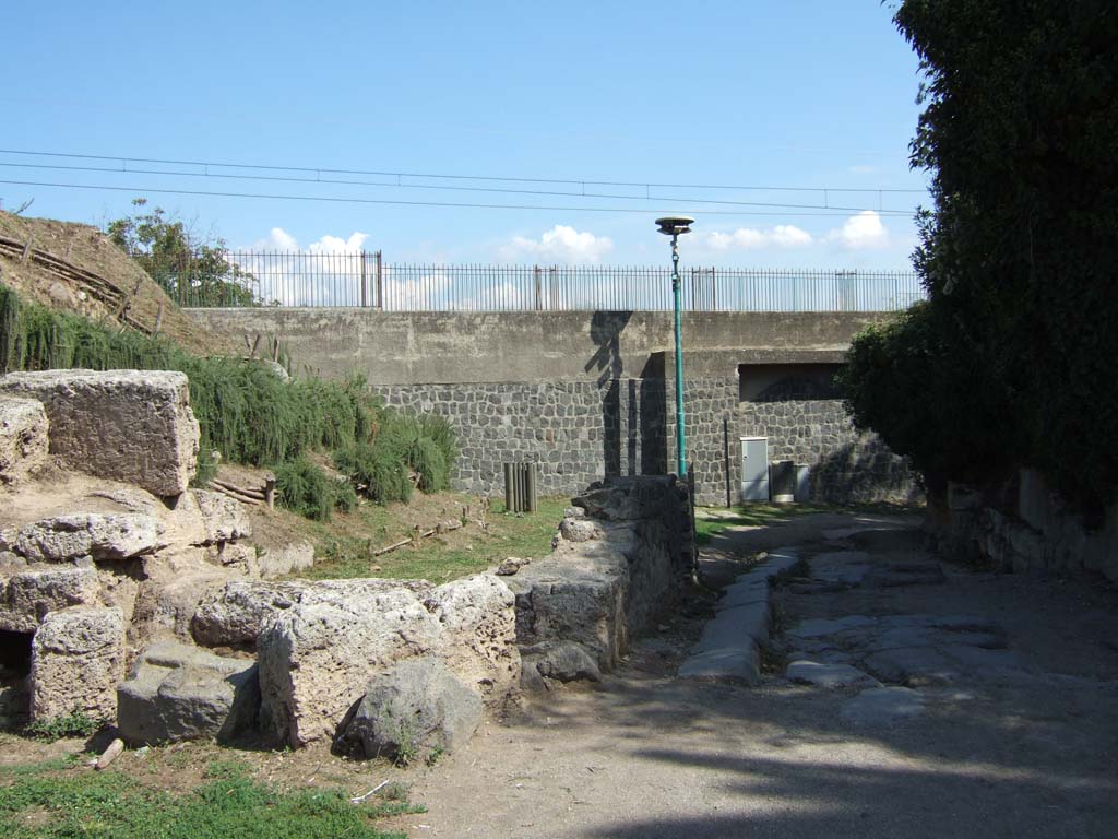 Porta Sarno. May 2006. Looking across gate and along walls to south east.