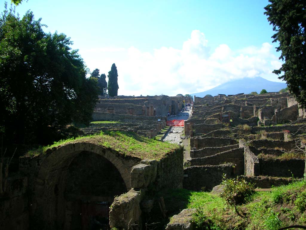 Porta Stabia, Pompeii. May 2010.
Looking north from upper east side of gate, with Via Stabiana, in centre. Photo courtesy of Ivo van der Graaff.