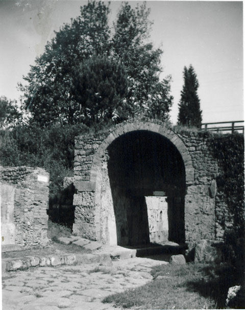 Pompeii Stabian Gate. May 2006. South side. Looking north.