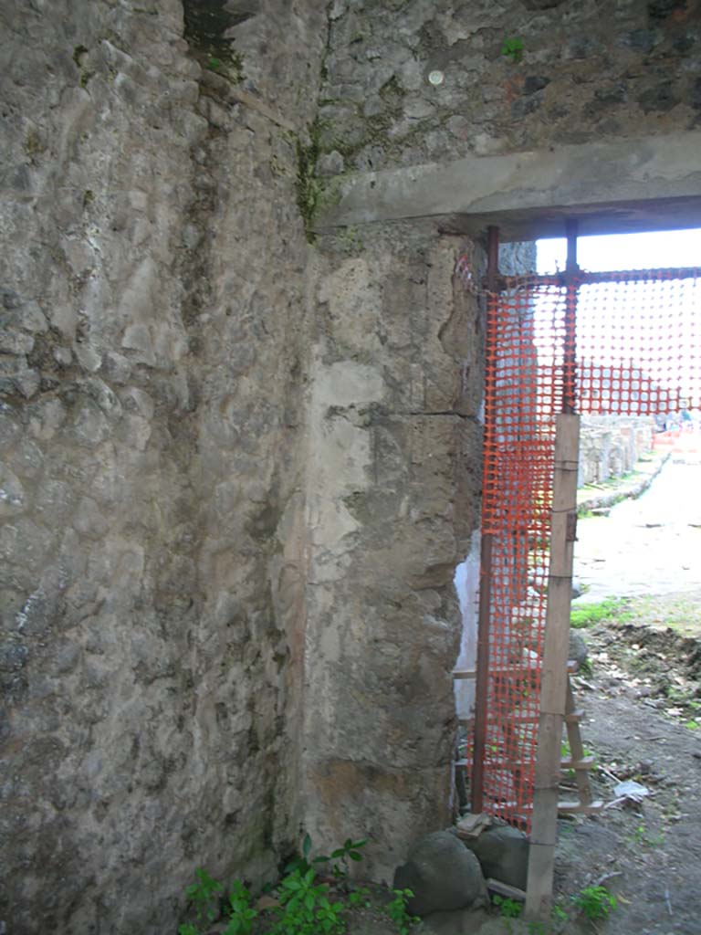 Porta Stabia, Pompeii. May 2010.
Detail of remaining plaster on west side of gate at north end. Photo courtesy of Ivo van der Graaff.