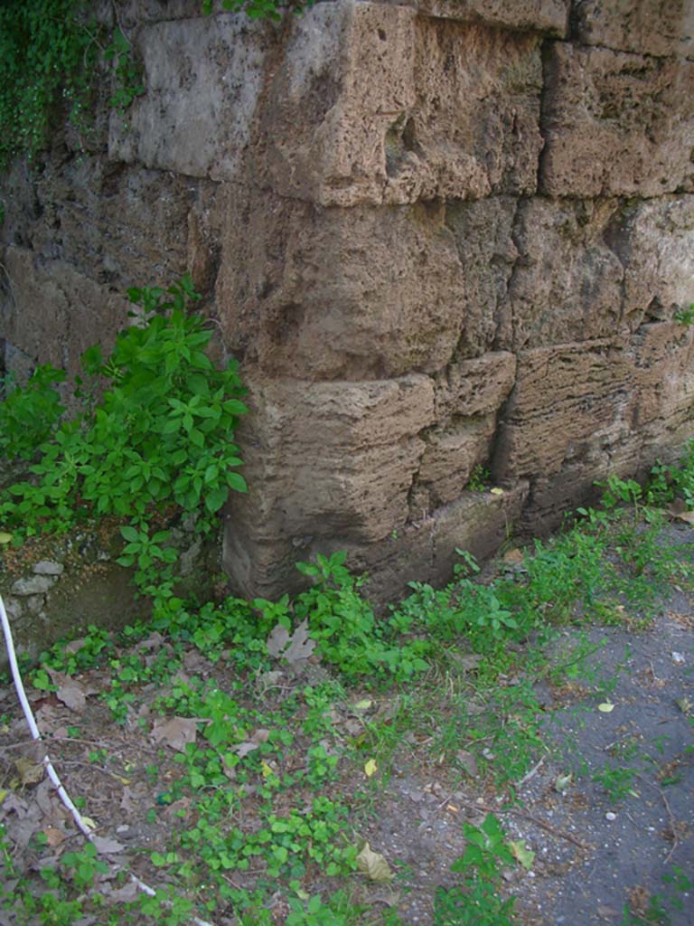 Porta Stabia, Pompeii. May 2010. Detail of west wall of gate, at south end. Photo courtesy of Ivo van der Graaff.