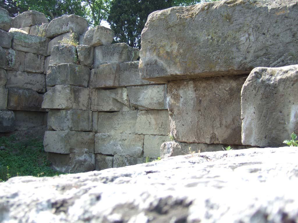 Pompeii. December 2005. City walls on west side of Vesuvian Gate. Looking south-east.