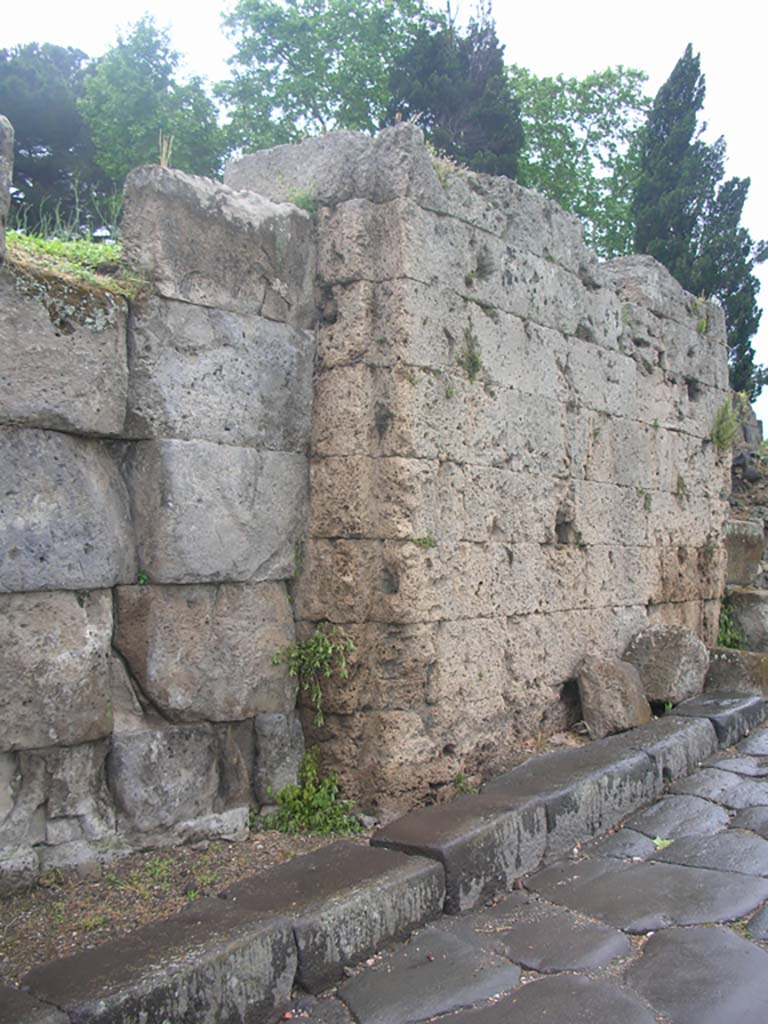 Vesuvian Gate Pompeii. May 2010. Detail of central section of west wall.
On the left is formed from Nocera tufa, on the right are blocks of Sarno limestone. Photo courtesy of Ivo van der Graaff.