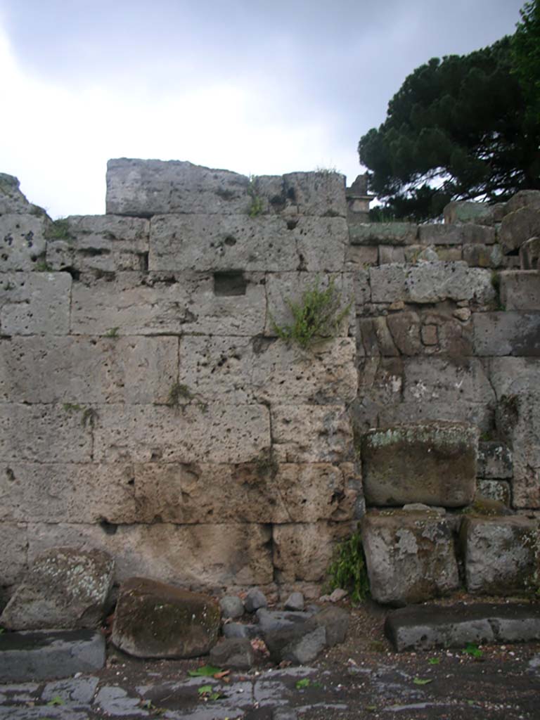 Vesuvian Gate Pompeii. May 2010. West wall at site of doorway. Photo courtesy of Ivo van der Graaff.
According to Sogliano –
“In the top of the Western Wall there is a square hole and there was undoubtedly another in the opposite wall.
These contained the security bar that kept the doors closed.”
See Notizie degli Scavi di Antichità, 1906, p. 97-100.