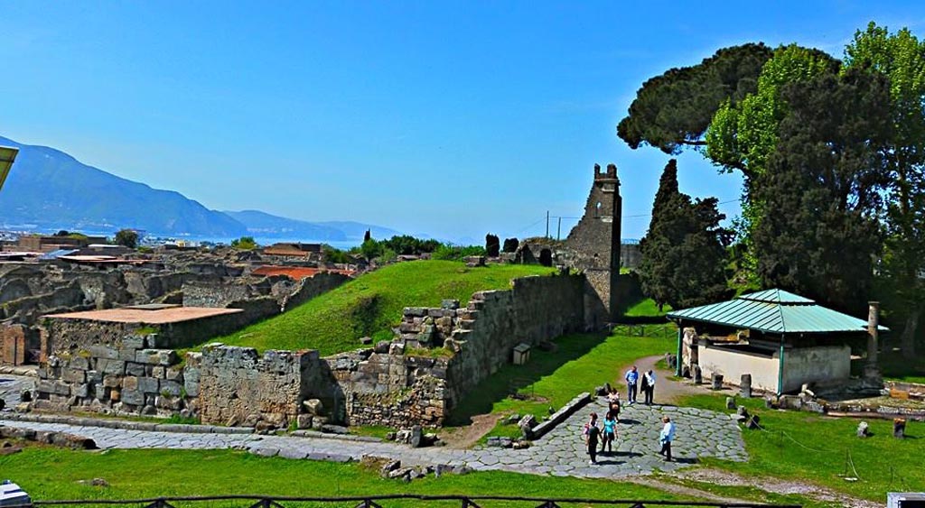 Vesuvian Gate Pompeii. 2015/2016.
Looking west towards Vesuvian Gate and walls leading to Tower X. Photo courtesy of Giuseppe Ciaramella.