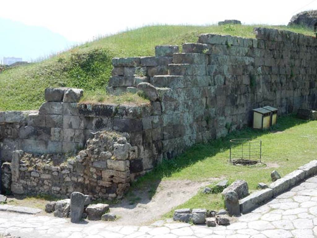 Vesuvian Gate Pompeii. May 2015. North end of Vesuvian Gate, Looking south-west.
Photo courtesy of Buzz Ferebee.