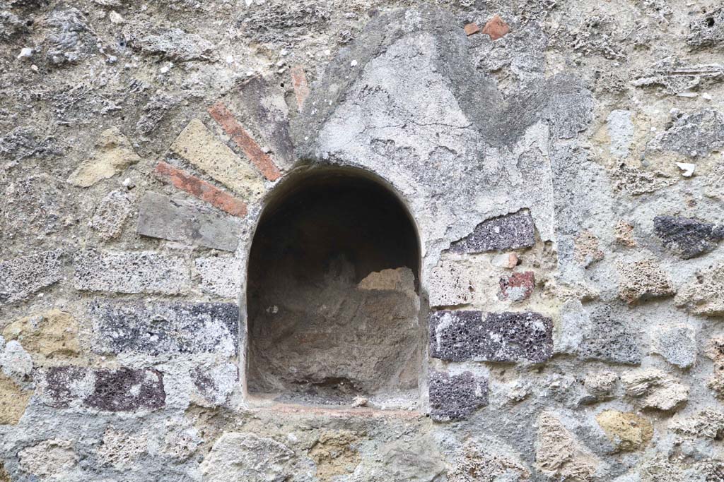 VIII.4.4 Pompeii. December 2018. Room 7, detail of niche in east wall. Photo courtesy of Aude Durand.