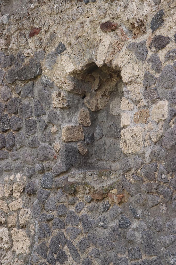 I.2.3 Pompeii. October 2024.
Niche on south wall of atrium, at east end. Photo courtesy of Klaus Heese.