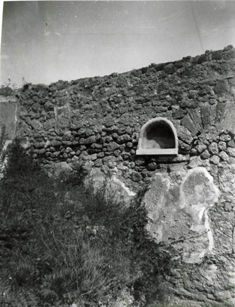 I.2.20 Pompeii. 1935 photo taken by Tatiana Warscher. Looking towards north wall of garden with niche. Warscher noted “La pittura del larario è svanita”. (translation: The lararium painting had vanished).
See Warscher T., 1935. Codex Topographicus Pompeianus: Regio I.2. (no.35), Rome: DAIR, whose copyright it remains.