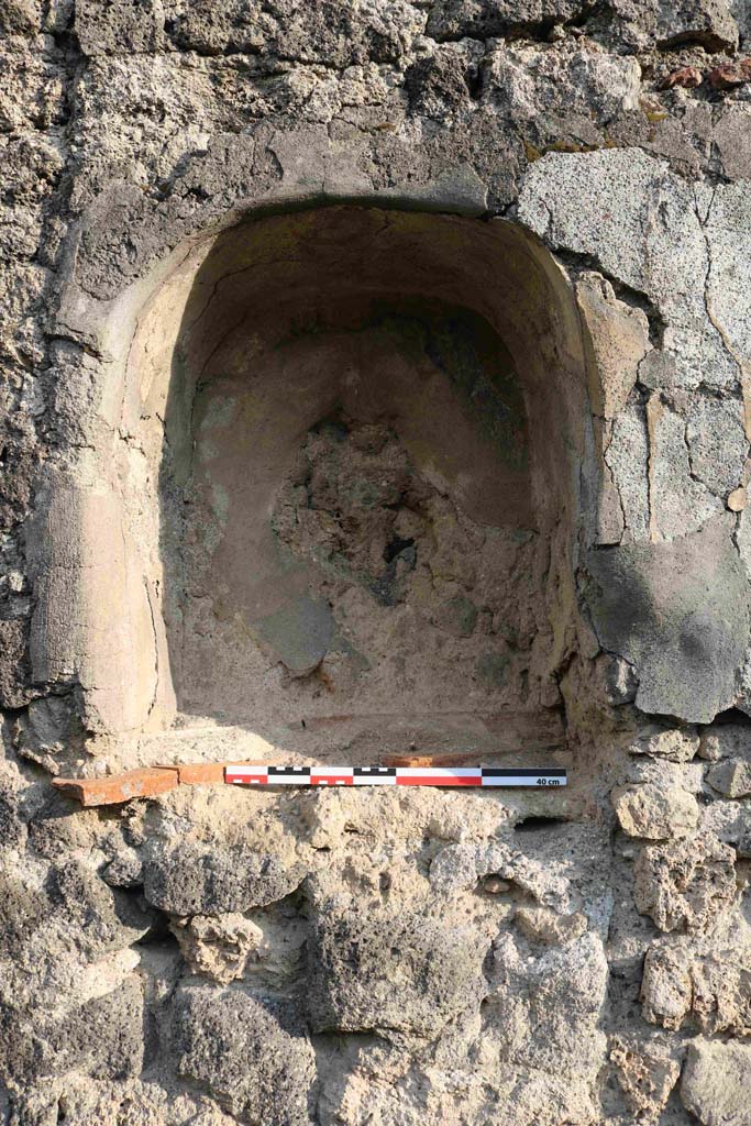 I.2.24 Pompeii. September 2018.
Detail of niche (h.0.60, w.0.52, d.0.23, h. above floor 1.35) on south wall. Photo courtesy of Aude Durand.