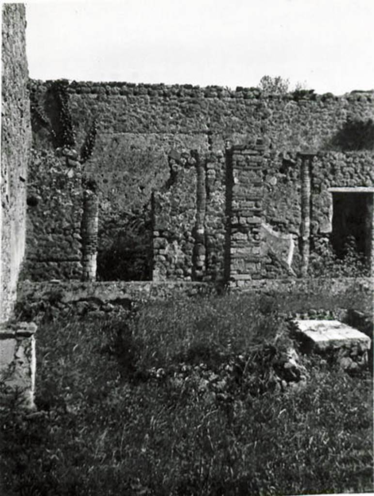I.2.24 Pompeii. 1935 photo taken by Tatiana Warscher. Looking south across peristyle over remains of the triclinium, towards the rooms on the south side. On the left, the altar base can be seen, (see description from Boyce, on one of the photos above).
See Warscher T., 1935. Codex Topographicus Pompeianus: Regio I.2. (no. 46), Rome: DAIR, whose copyright it remains.
According to Warscher, quoting Bull. Inst. 1874, p.255-256, –
I.2.24. “Evidentemente in origine il peristilio aveva 6 colonne di mattoni verso O, e 4 verso S, congiunte da un muricciuolo alto m. 0,52, e coi suoi portici occupava tutta quella parte della casa, dimodochè intorno ad esso non vi erano camere, ad eccezione del triclinio, il quale benchè si apra sul peristilio, sta però piuttosto accanto all’atrio.
Più tardi però, quando si cercò di guadagnar più camere, qui pure, come in tante altre case, il peristilio dovette subire cambiamenti. L’estremità settentrionale, cioè del portico occidentale fu trasformata in una cameretta, nel cui muro orientale è conservata ancora una colonna. Tale cameretta ha la porta verso S ed una finestra verso E sul viridarium; nell’angolo SE di essa un rialzo di materiale mostra l’impressione d’un vaso rotondo.
Inoltre si inchiusero in un muro le colonne meridionali, trasformando quel portico in due camere, di cui la prima (da E serviva di cucina: vi si trova focolare, forno e cesso).
Per supplire poi al portico così perduto, fra la penultima, adesso ultima, delle colonne occidentali e il muro orientale si costruì un pilastro quadrato: una trave, che congiunse colonna, pilastro e mura, dovette sorreggere il tetto dalla parte del viridario trasformata così in un portico. Più tardi soltanto quel pilastro fu congiunto col muro e colla colonna da un muricciuolo come quello del lato occidentale. - Tutti questi cambiamenti si riconoscono in modo indubitabile: I muri delle camere verso S sono appoggiati soltanto al muro meridionale, non congiunti con esso, e la stessa decorazione del peristilio continua nelle camere. Altri cambiamenti, che però ne’dettagli non è possibile di rintracciare, ci vengono accennati da una porta murata che all’estremità verso E del portico meridionale congiungeva una volta questo peristilio colla casa adiacente. - Presso l’angolo SO, accanto alle camere meridionali, una parte del suolo è innalzata un poco e inchiusa a linea curva verso E da un muricciuolo (alto m. 0,61 di fuori, 0,52 di dentro), del resto da un margine poco elevato; e chiara ne è la destinazione: vi si trovarono alcune anfore, appoggiate al muro. - Sul lato meridionale del pilastro summentovato troviamo la seguente iscrizione, la cui significazione sarà simile a quella dell’iscrizione de’librari; siccome però è scritta a carbone, così non sene poteva leggere che questo:
Q VERANIVS RVFVS C POMIO IIVS CALVS
VEDIVS SIRICVS C SANT III
RENTIVS FELIC (CIL IV. 3952)
(translation: I.2.24 “Evidently the original peristyle would have had 6 masonry columns towards the west side, and 4 towards the south, joined by a wall 0,52m high, and with its porticoes covering all that part of the house, so around it there were no rooms, with the exception of the triclinium, which although it opened onto the peristyle, it was however rather near to the atrium. Later though, when more rooms were sought, as in many other cases, the peristyle underwent changes. The northern end of the western portico was altered into a room, in the east wall of which, a column was still preserved. This room had a door towards the south and a window towards the east onto the garden: in the south-east corner a prominence of material showed the impression of a round pot. Also enclosed into a wall were the southern columns, transforming this portico into two rooms, of which the first (from the east, used as a kitchen: hearth, oven and latrine).To compensate for the lost portico, a square pillar was built between the penultimate and last western columns and the eastern wall; a