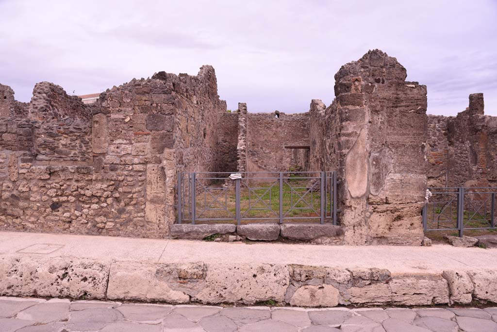I.4.11, Pompeii, in centre, with I.4.10, on right. October 2019. Looking east towards entrance doorways on Via Stabiana.
Foto Tobias Busen, ERC Grant 681269 DÉCOR.