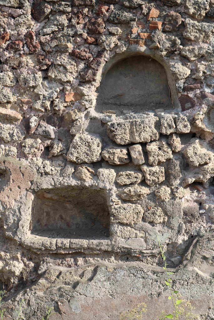 I.4.15/16 Pompeii. September 2018.
Detail of two niches on south wall of shop with two doorways. Photo courtesy of Aude Durand.