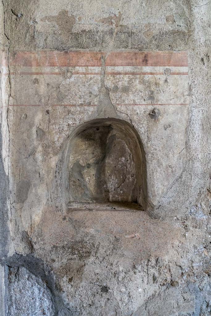 I.8.17 Pompeii. December 2021.
Niche in south-east corner of atrium 3 next to door of room 8. Photo courtesy of Johannes Eber.