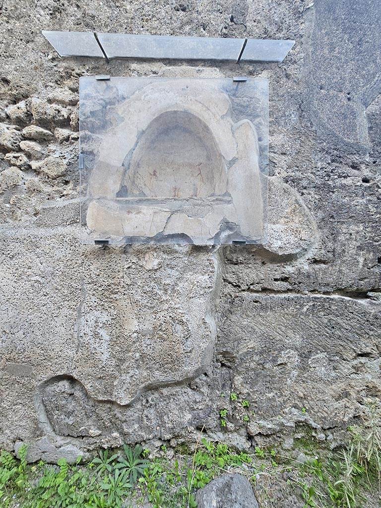 I.10.3, Pompeii. November 2024.
Looking towards east wall of fauces/entrance corridor with niche. Photo courtesy of Annette Haug.