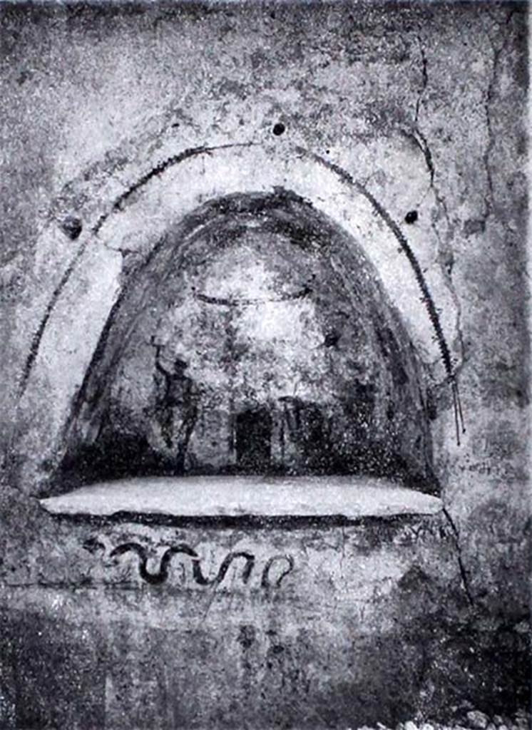 I.10.3 Pompeii. 1934. Niche on east wall of fauces.
On the back wall is a painted round altar around which a small snake winds.
The altar is flanked by two pines and two Lares.
Above is a garland and below it in red was an inscription “Felix aeris IV as, Florus X.”.
Below the niche a small snake moves to the left.
See Notizie degli Scavi di Antichità, 1934, p. 272, fig. 5.
See Fröhlich, T., 1991, Lararien und Fassadenbilder in den Vesuvstädten. Mainz: von Zabern. (L13 p. 255).