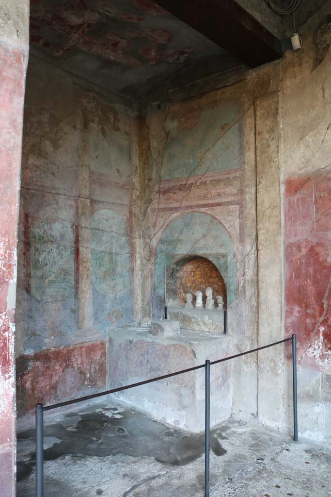 I.10.4 Pompeii. December 2018. Area 25, south-west corner of peristyle.
Exedra with built in altar and apsed niche. Photo courtesy of Aude Durand.