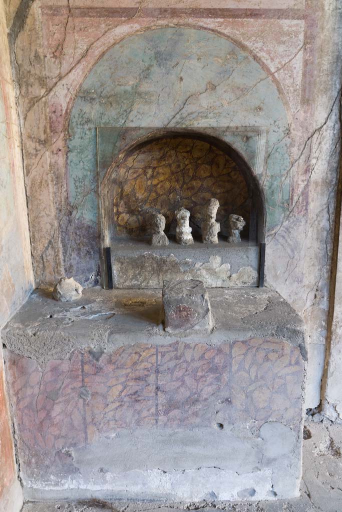 I.10.4 Pompeii. April 2022.
Alcove 25, looking towards altar to household gods against west wall. Photo courtesy of Johannes Eber.
