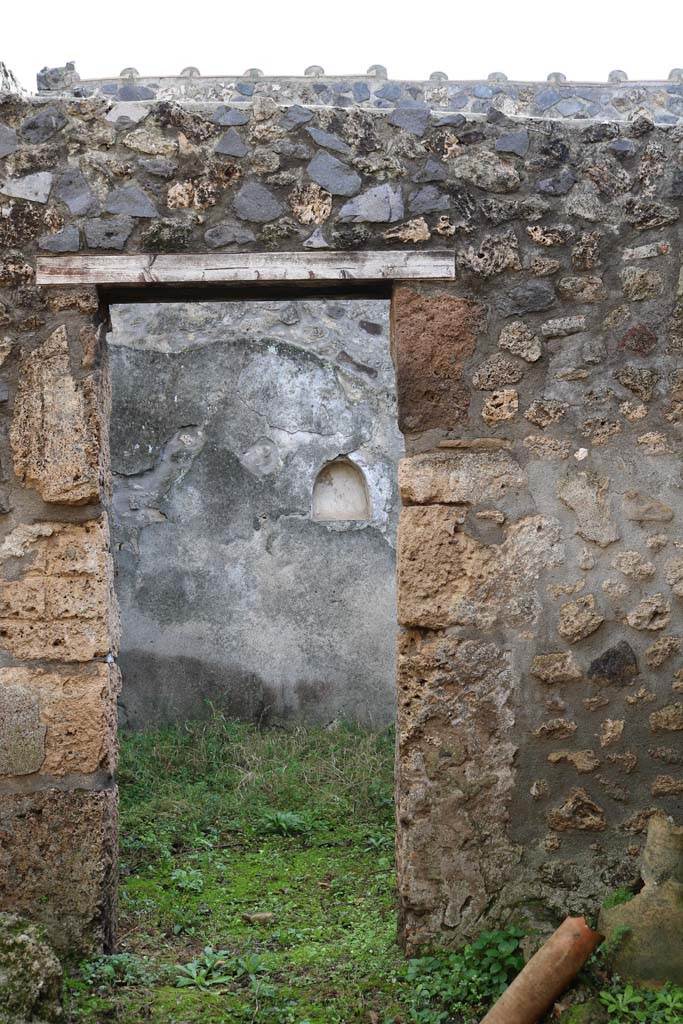I.11.3 Pompeii. December 2018.
Looking through kitchen doorway towards niche on south wall of the garden.
Photo courtesy of Aude Durand.