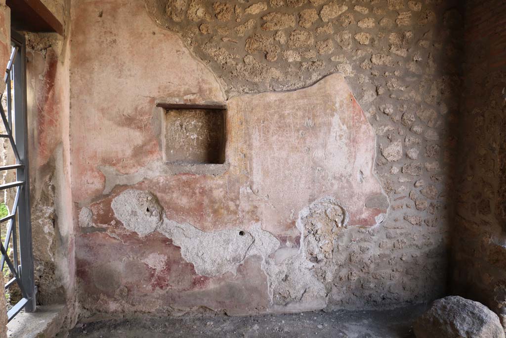 I.11.7 Pompeii. December 2018.
West wall of the shop with niche, and doorway to I.11.6 in south wall, on left. Photo courtesy of Aude Durand.