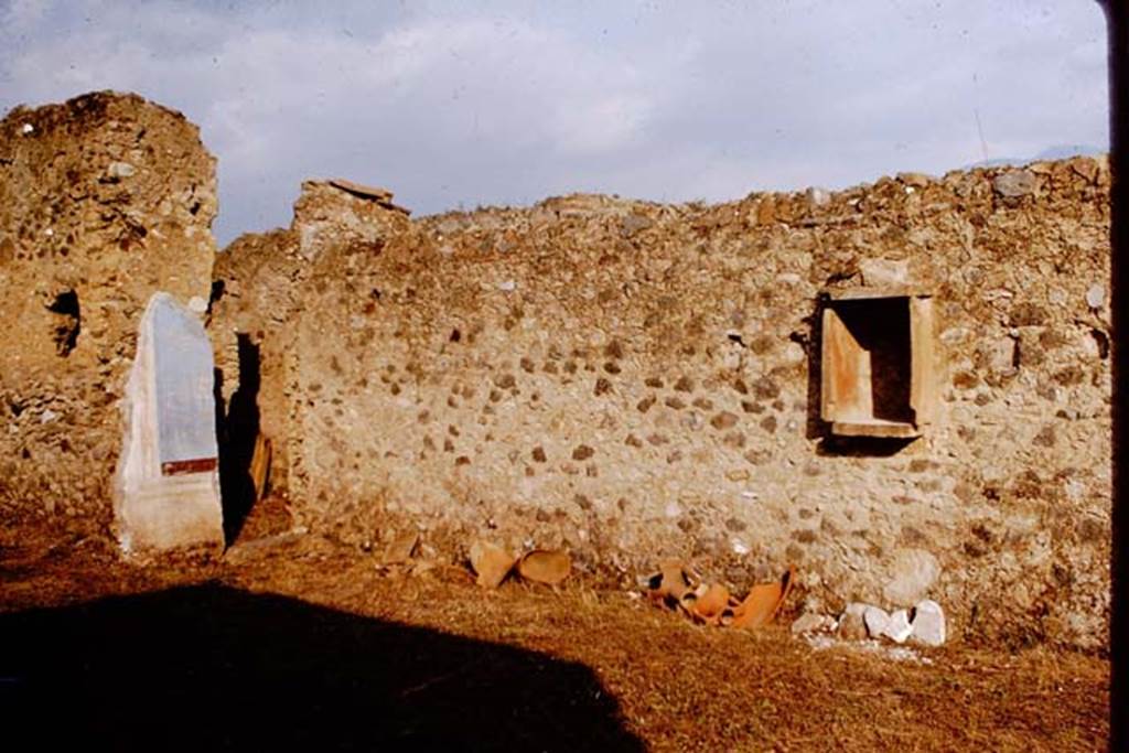 I.11.12 Pompeii. 1964.
Painted plaster on doorway to small room, on left, and south wall with niche. Photo by Stanley A. Jashemski.
Source: The Wilhelmina and Stanley A. Jashemski archive in the University of Maryland Library, Special Collections (See collection page) and made available under the Creative Commons Attribution-Non Commercial License v.4. See Licence and use details.
J64f1972