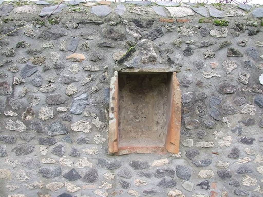 I.11.12 Pompeii. December 2006. Aedicula Niche on South wall of Garden. A Venus statuette was found in the niche. Small cavities had been made in the wall on both sides of the niche. The heads of 3 small herms were found in three of them.