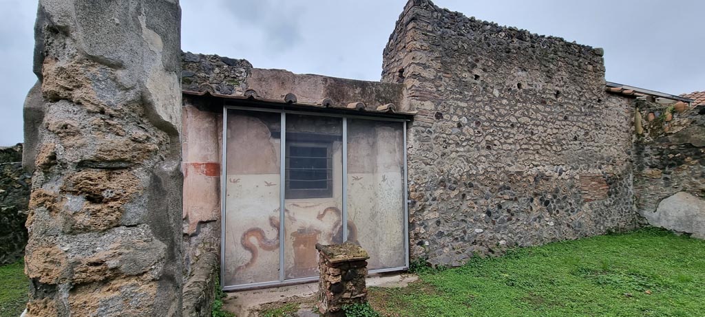 I.11.15 Pompeii. January 2023.
Room 10, west wall of garden area with four-sided altar in front of painted lararium. Photo courtesy of Miriam Colomer.