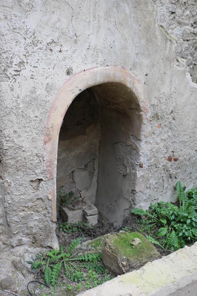 I.12.5 Pompeii. December 2018.
Smallest arch/alcove under stairs against east wall of garden area.
This was used as a lararium, in front of it was a pedestal and a small tufa altar. Photo courtesy of Aude Durand.