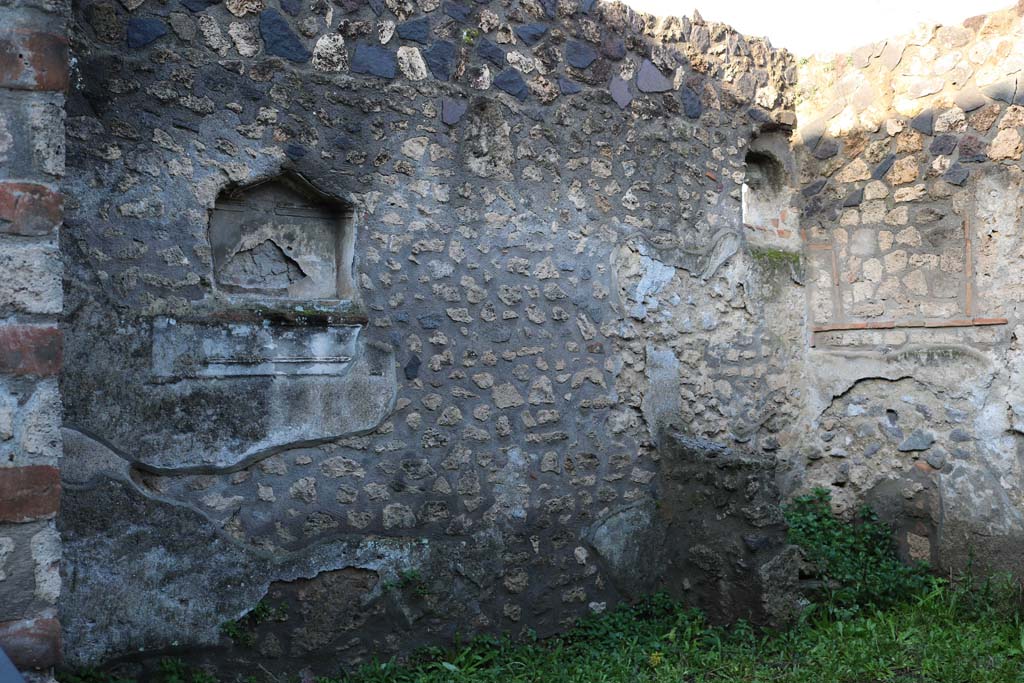 I.12.12 Pompeii. December 2018.
West wall of shop with niche, and window or second niche, and small wall feature in north-west corner. Photo courtesy of Aude Durand.