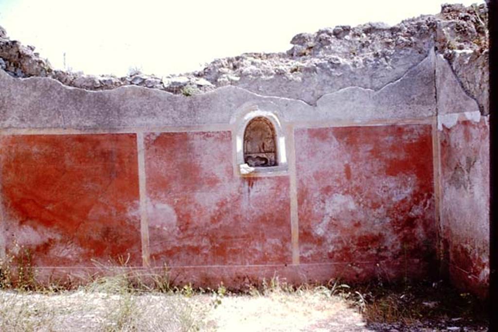 I.12.16 Pompeii. 1964. Room 1, south wall of atrium, with niche. Photo by Stanley A. Jashemski.
Source: The Wilhelmina and Stanley A. Jashemski archive in the University of Maryland Library, Special Collections (See collection page) and made available under the Creative Commons Attribution-Non Commercial License v.4. See Licence and use details.
J64f1719