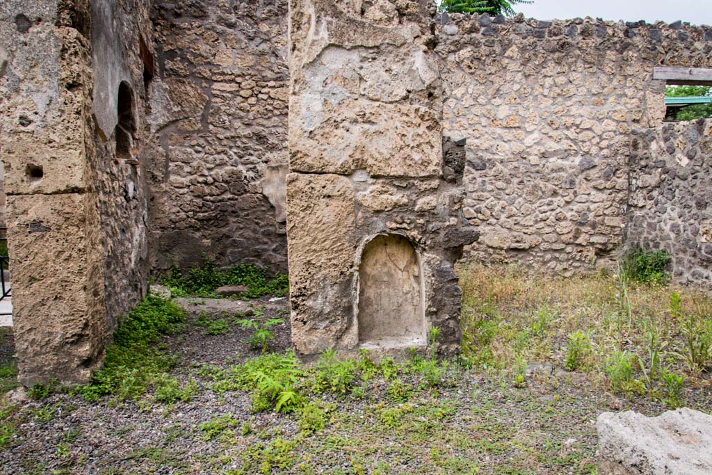 I.13.2 Pompeii. July 2018.
Looking north in atrium towards entrance corridor, on left, and small room, left of centre, with niche in west wall.
In the centre is a niche/recess in pilaster of atrium, and room in north-east corner of atrium, on right.
Photo courtesy of Johannes Eber.