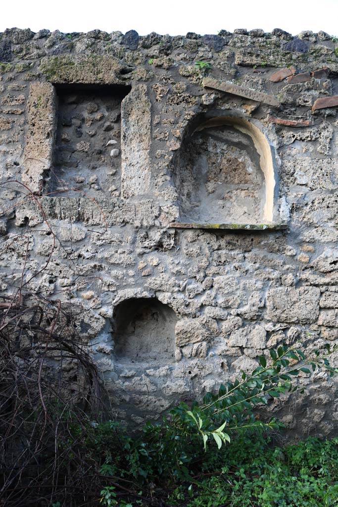 I.21.3 Pompeii. December 2018.
Looking towards west wall with niches. Photo courtesy of Aude Durand.