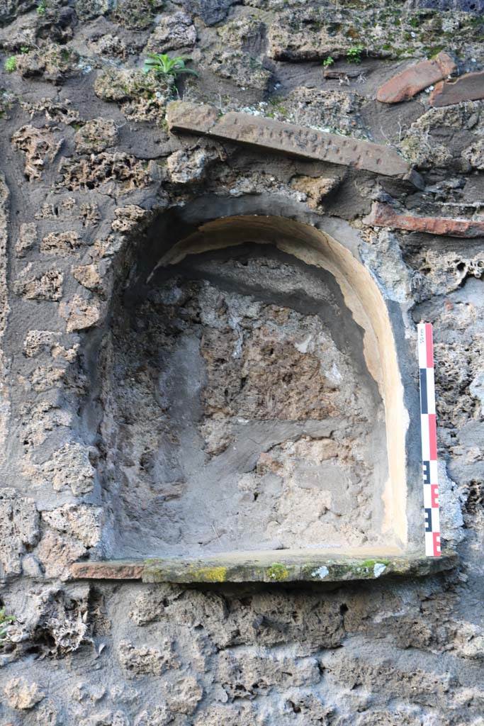 I.21.3 Pompeii. December 2018.
Detail of arched niche lararium. Photo courtesy of Aude Durand.