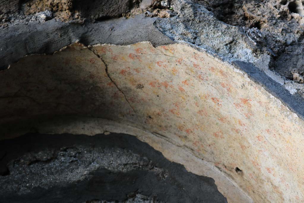 I.21.3 Pompeii. December 2018. Detail of niche with remaining painted decoration. Photo courtesy of Aude Durand.