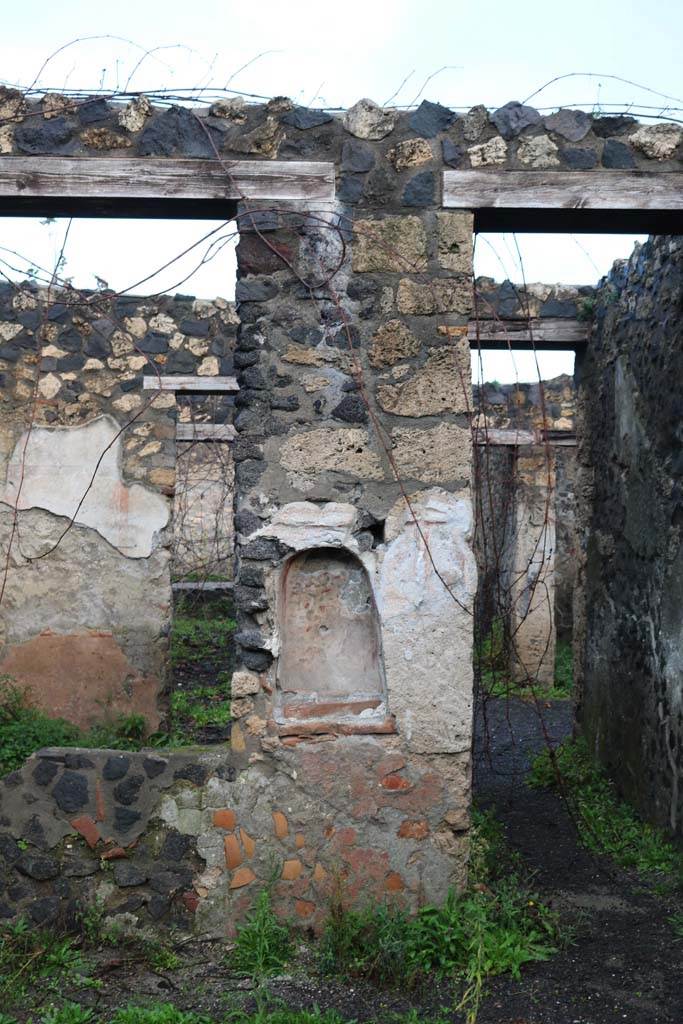 I.21.5 Pompeii. December 2018.
North wall of garden area with niche decorated with painted flowers. Photo courtesy of Aude Durand.