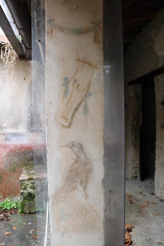 II.9.1 Pompeii. December 2018.
Painting of black bird and other subject on east side of column on the north side of the triclinium.
Looking towards entrance doorway. Photo courtesy of Aude Durand.
