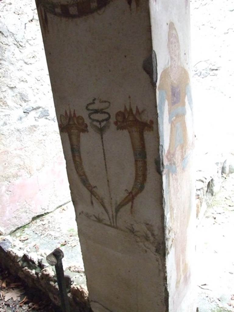 II.9.1. December 2007. Painting of Horn of Plenty on north side of column on the north side of the triclinium 8.