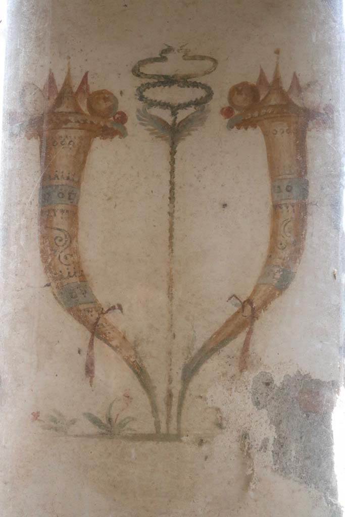 II.9.1 Pompeii. December 2018.
Detail of Horn of Plenty on north side of column on the north side of the triclinium. Photo courtesy of Aude Durand.