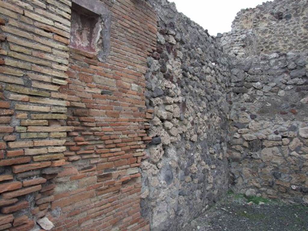 V.1.30 Pompeii. December 2007. North wall with niche.