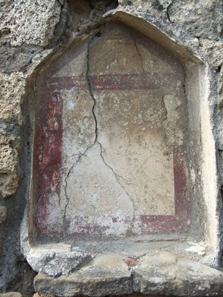 V.2.15 Pompeii. March 2009. Niche in peristyle between room 9 and room 8.
The niche was covered in white plaster and outlined with broad red stripes.