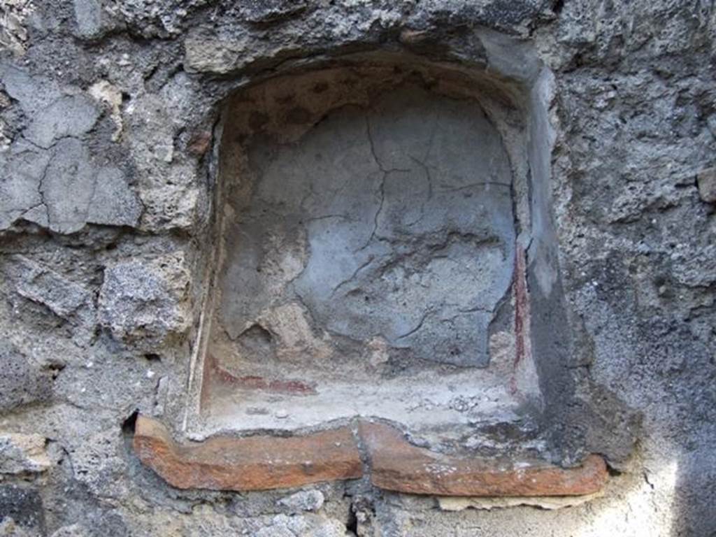 V.2.15 Pompeii. December 2007. Room 9. Niche.