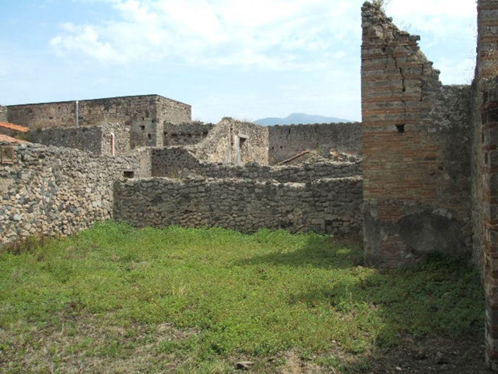 V.2.g Pompeii. Looking south across garden area.
According to Boyce, a slab with a phallus in relief could be found high on the east garden wall (2.50m above the ground).
This was surrounded by an aedicula façade, and was all painted red.
He said that another similar slab could be found against the west wall of the small space preceding the north portico.
Above a masonry bench and embedded in the west wall was a slab of tufa surrounded by an aedicula façade.
This would have been 1.30m above the ground. In the centre of the tufa slab was another phallus in relief.
See Boyce G. K., 1937. Corpus of the Lararia of Pompeii. Rome: MAAR 14. (p.36, no.105)
According to Jashemski, the garden had a wide portico on the north supported by two columns and two pillars.
This was reached by the passageway to the left of the tablinum.
There was a masonry biclinium in the portico.
See Jashemski, W. F., 1993. The Gardens of Pompeii, Volume II: Appendices. New York: Caratzas. (p.112).
According to Soprano –
Ubicazione: viridario. L. medius, m.310; l. imus, m.2.65.
Bibliog. Not.Scavi, 1896, p.421; Rom. Mitt, 1893, p.9.
Era un biclinio con piani inclinati.
Il l. medius era addossato al muro occidentale del viridario. Non era visibile veruna traccia d’intonaco, ne vi sono resti della mensa.
See Soprano, P. (1950). I triclini all’aperto di Pompei. (In Pompeiana, raccolta di studi per il secondo centenario degli scavi di Pompei. Napoli, Gaetano Macchiaroli, Editore, p. 306, no.26).