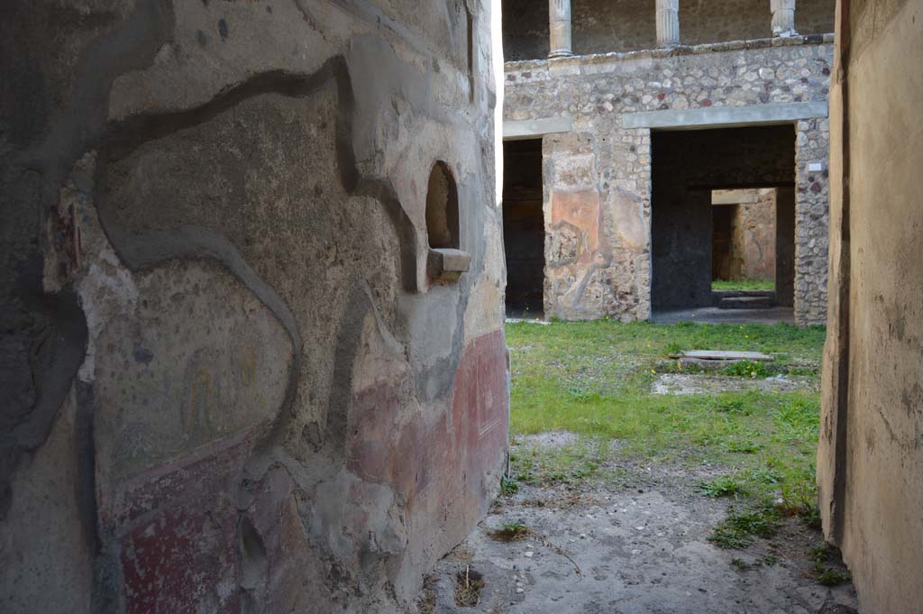 V.2.h Pompeii. October 2017.
Looking south along east wall of entrance corridor/fauces ‘a’, with niche and remains of painted decoration.
Foto Taylor Lauritsen, ERC Grant 681269 DÉCOR.