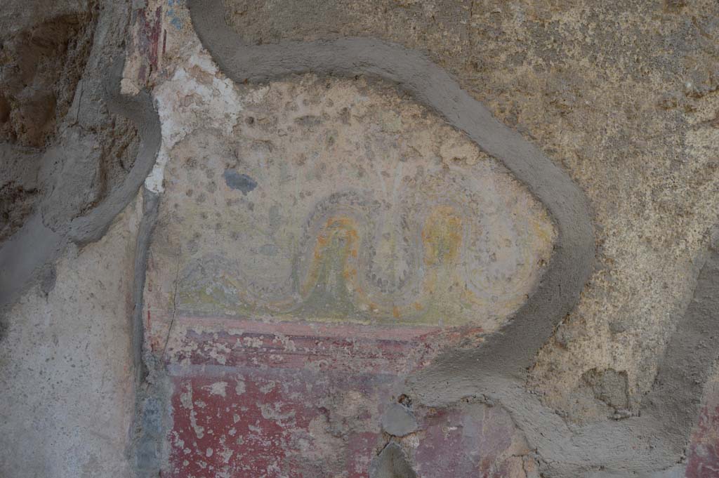 V.2.h Pompeii. October 2017.
North end of east wall of entrance corridor/fauces ‘a’, with remains of painted serpent on left side of niche.
Foto Taylor Lauritsen, ERC Grant 681269 DÉCOR.