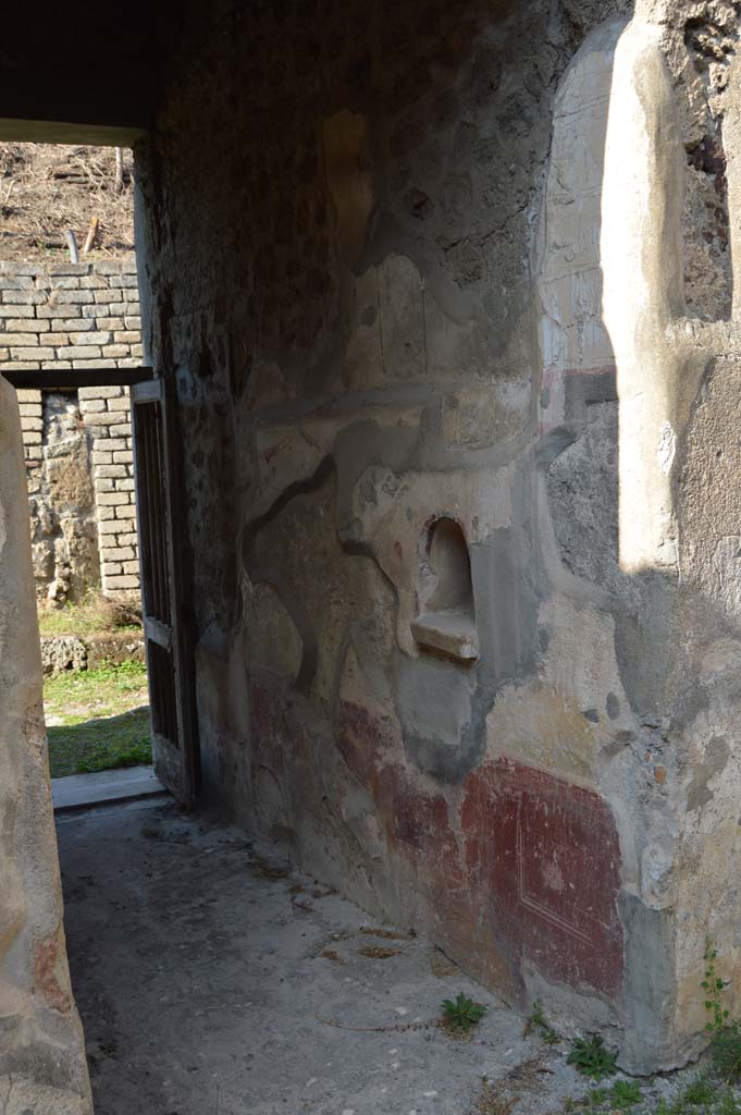 V.2.h Pompeii. October 2017.
Looking north from south end of east wall of entrance corridor/fauces ‘a’, towards entrance doorway.
Foto Taylor Lauritsen, ERC Grant 681269 DÉCOR.