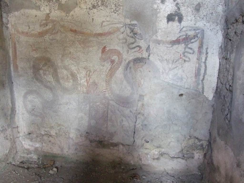 V.2.i Pompeii. March 2009. Room 26, lararium painting on west wall. Two serpents approaching a round altar painted in a marble pattern, with a fire and a pine cone on the top. Above is a triple garland below which is a single bird in flight. See Boyce G. K., 1937. Corpus of the Lararia of Pompeii. Rome: MAAR 14. (p.38, no.110 and Pl. 28,2)
See Fröhlich, T., 1991. Lararien und Fassadenbilder in den Vesuvstädten. Mainz: von Zabern. (L49).