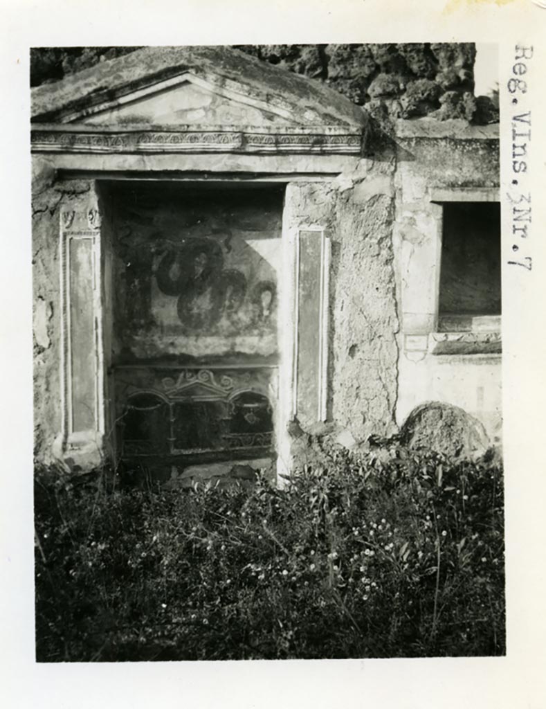 V.3.7 Pompeii. Pre-1937-39. Looking towards west wall of the garden area with aedicule lararium and niche.
Photo courtesy of American Academy in Rome, Photographic Archive. Warsher collection no. 1582.